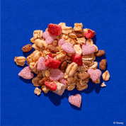 Disney Erdbeerzauber Müsli Zutaten mit kleinen Herzen und getrockneten Erdbeerstückchen