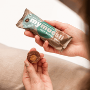 Detailansicht der feinen Mandelstückchen auf dem Nut Butter Ball.
