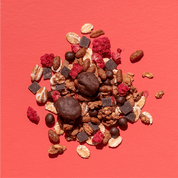 mymuesli Bio Raspberry Dark Choc besteht aus Kakao Quinoa Crunchy, dunkle Schoko Dinkelbällchen, gefriergetrocknete Himbeeren, Dinkelflocken, dunkle Schokolade, dunkle Cranberry Chocs und gepuffter Dinkel