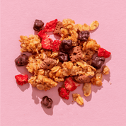 mymuesli Bio Strawberry Choco Crunchy Granola mit Granola Crunchy, Kakaokeksen, Erdbeerchocs und Erdbeeren