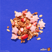 Mymuesli bio Superelefanten-Müsli Zutaten von oben mit Erdbeeren und pinken Sternen.