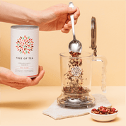 Loser Tee wird in den Tree of Tea Tea Maker gefüllt