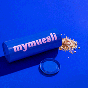 Gif: Eine liegende Vorratsdosen blau & rosa aus der Spaghetti, Kekse, Kaffeebohnen und Müsli kommt