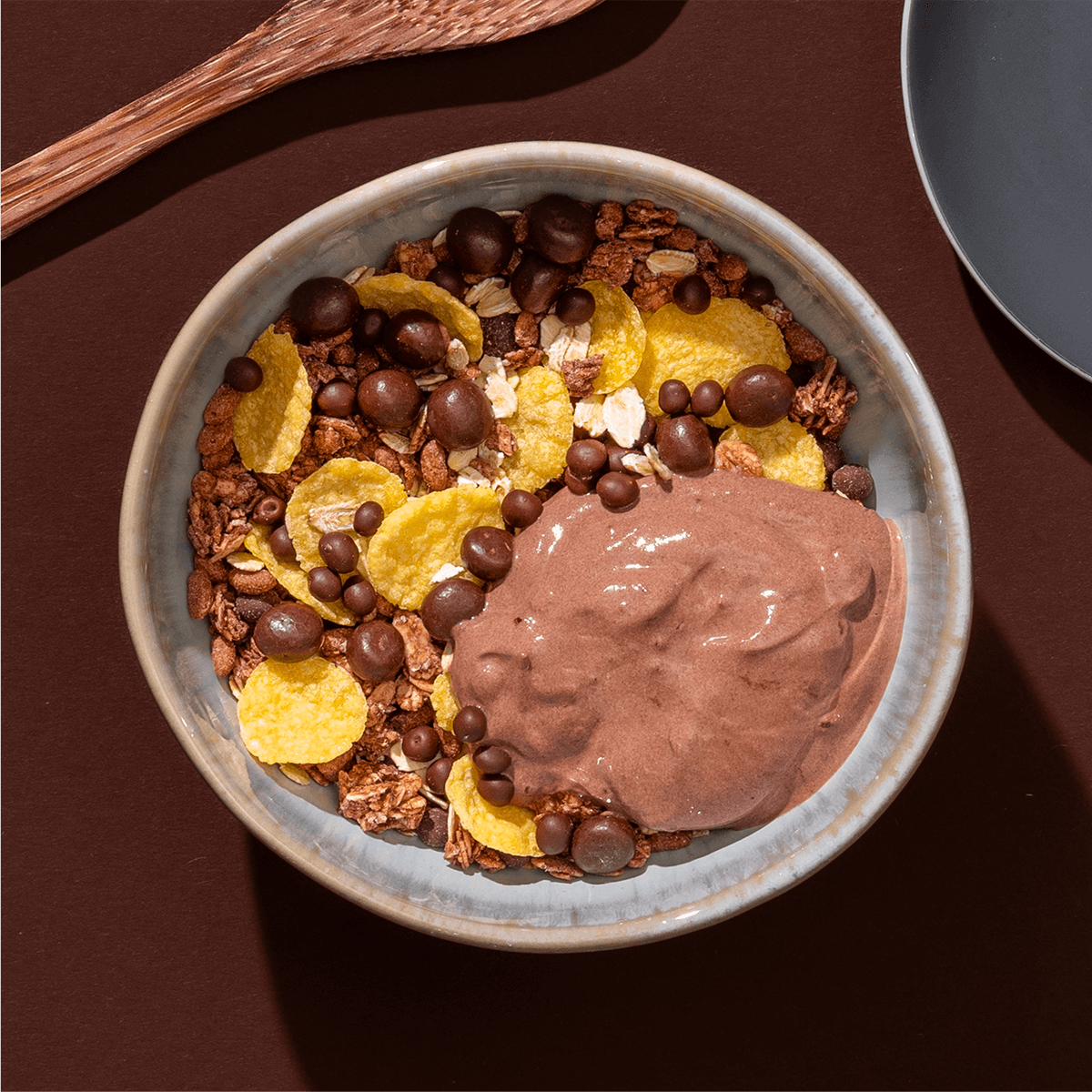 mymuesli Bio Favourite Chocolate Müsli Paket enthält Choco Brownie Müsli, hier in Schale mit Schoko Pudding