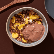 mymuesli Bio Favourite Chocolate Müsli Paket enthält Choco Brownie Müsli, hier in Schale mit Schoko Pudding