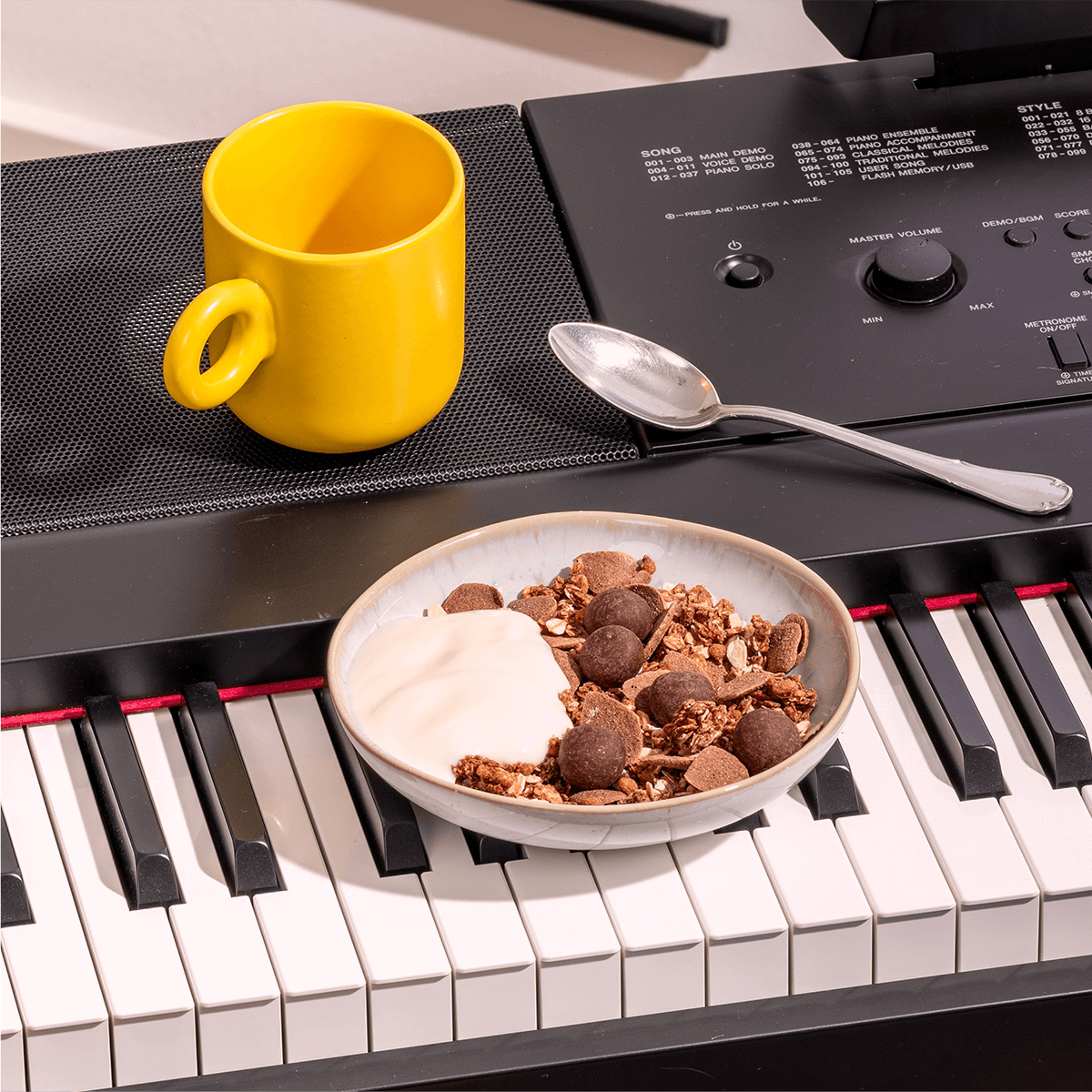 Mozart Müsli in einer stimmungsvollen Frühstücksszene: Schüssel steht auf einem Klavier.