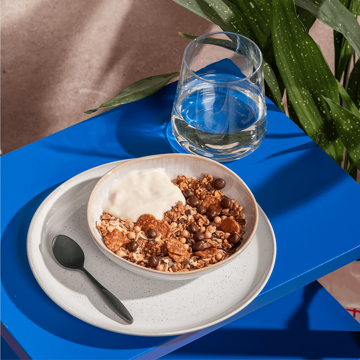 Detailaufnahme einer Frühstücksszene mit Salted Caramel Brownie.