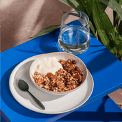 Detailaufnahme einer Frühstücksszene mit Salted Caramel Brownie.
