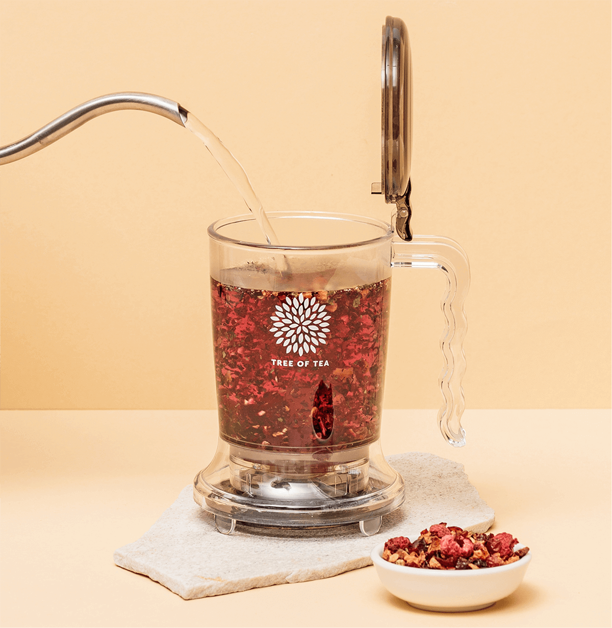 Tree of Tea Tea Maker wird mit Wasser aufgegossen