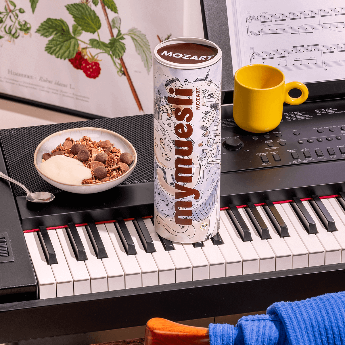 Teaser-Bild des Mozart Müslis: Dose steht auf Klavier und Müslischüssel ist ebenfalls im Bild.