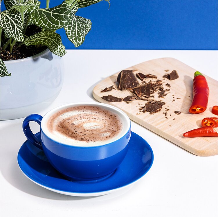 Chocolate Chili Drink mit Chili daneben